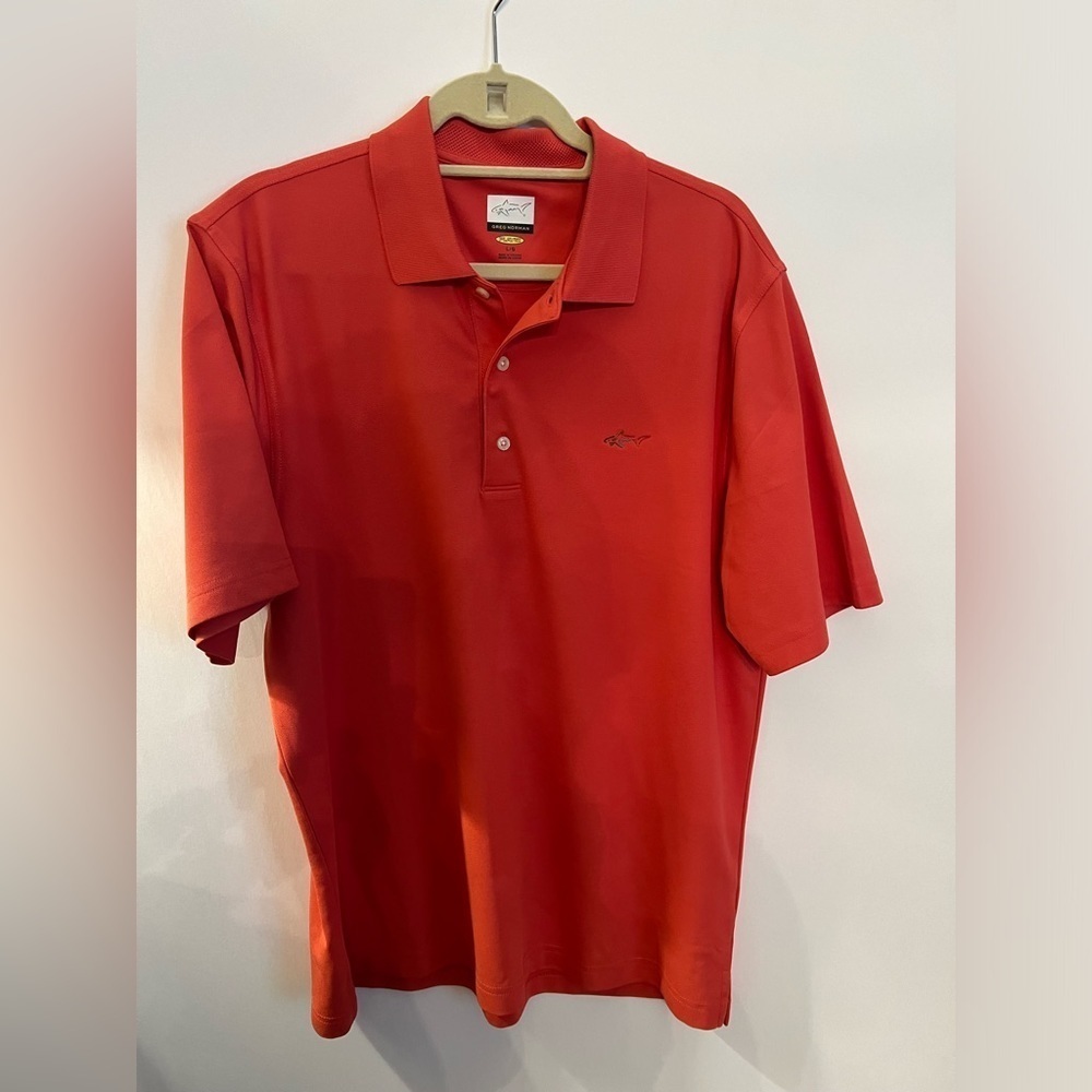 GREG NORMAN “PARROT” PLAY DRY GOLF SHIRT w/MOISTURE MANAGEMENT KNIT BODY. SIZE L